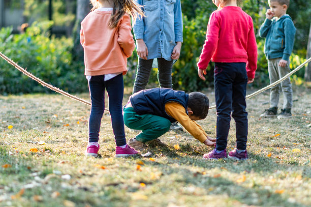 一群孩子在公园里玩耍图片下载
