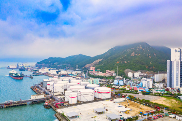 储油罐及管线钢、油轮鸟瞰图图片下载