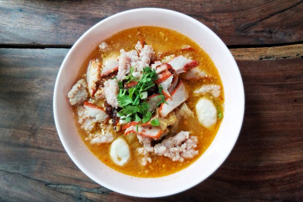 木桌上的麻辣面汤图片下载