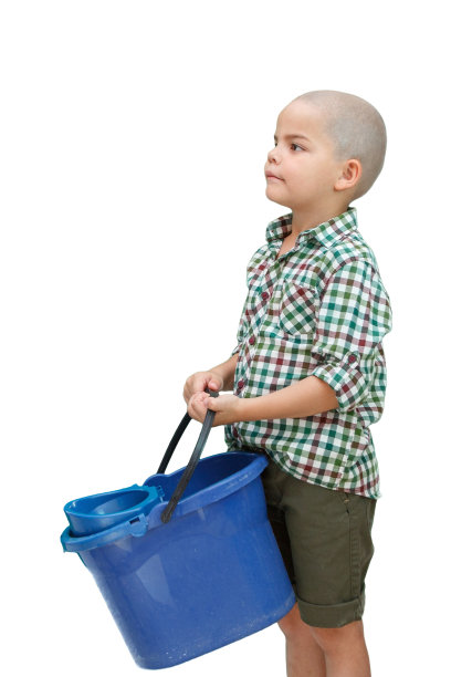 一个白人男孩站在一个白色的孤立的背景，拿着一桶水清洗图片下载