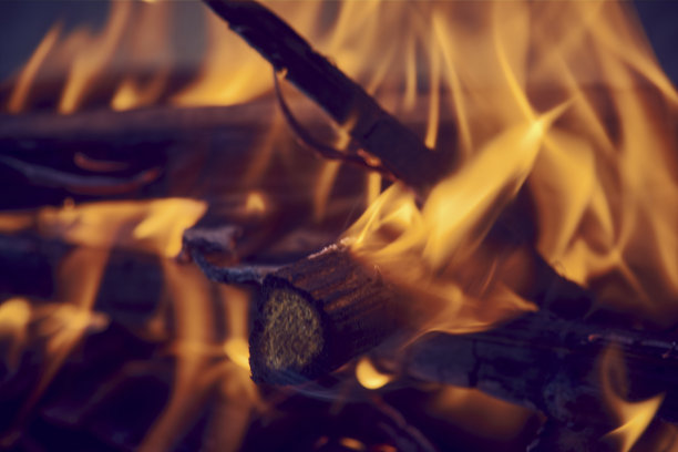 五颜六色的火焰在跳舞，而木头在篝火中燃烧图片下载