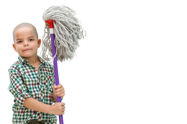 一个穿着格子衬衫的秃顶小男孩站在孤立的白色背景上，手里拿着一个拖把图片下载