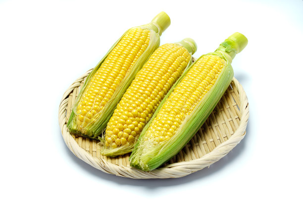 白色背景上分离的新鲜玉米图片下载