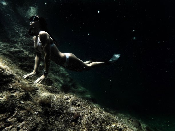 女自由潜水者在地中海亚得里亚海自由潜水图片下载