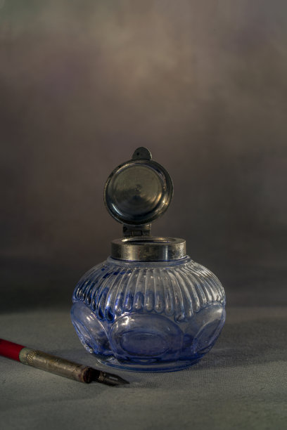 2005年10月28日印度马哈拉施特拉邦卡尔扬古董玻璃墨壶黄铜铰链盖墨壶图片下载