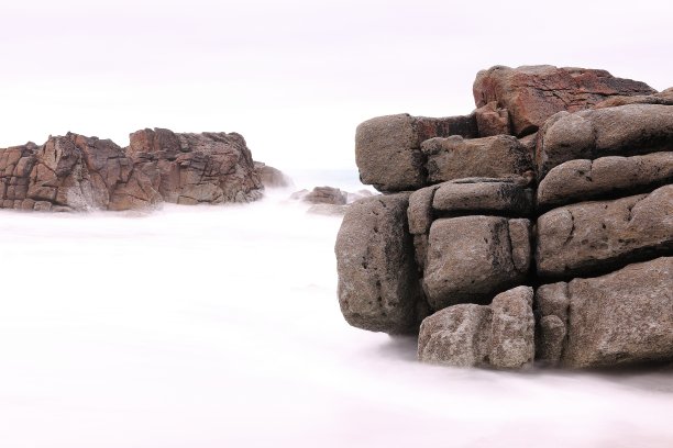 长曝光摄影在海边的海滩和岩石在夏天图片下载