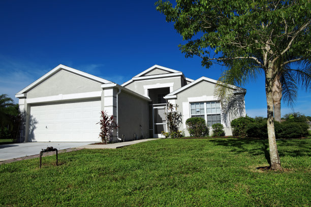 阳光明媚的蓝天下的独户住宅外观图片下载