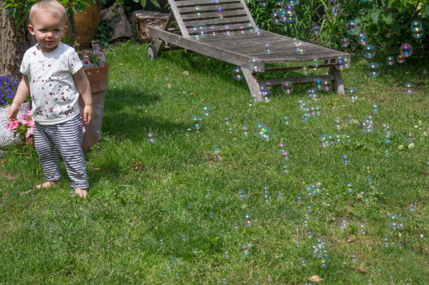 宝宝在玩肥皂泡图片下载