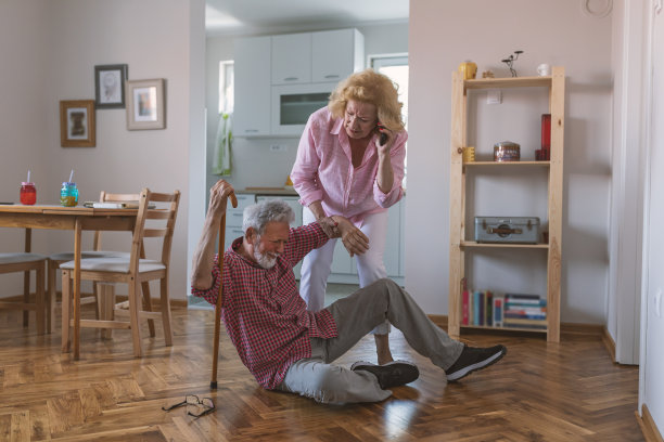 老丈夫坐在地板上，退休的妻子在用智能手机聊天图片下载