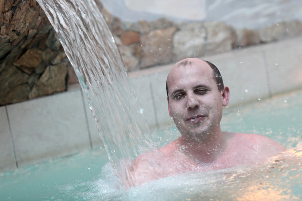 水上公园的男人图片下载