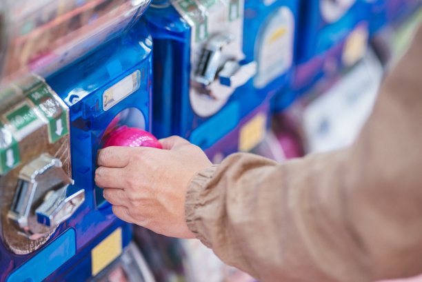 手握游客和自动售货机玩具图片下载