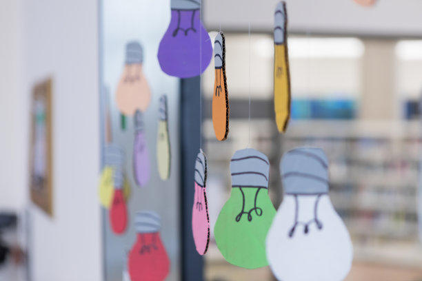 有趣的、五颜六色的悬挂灯泡装饰着教室图片下载