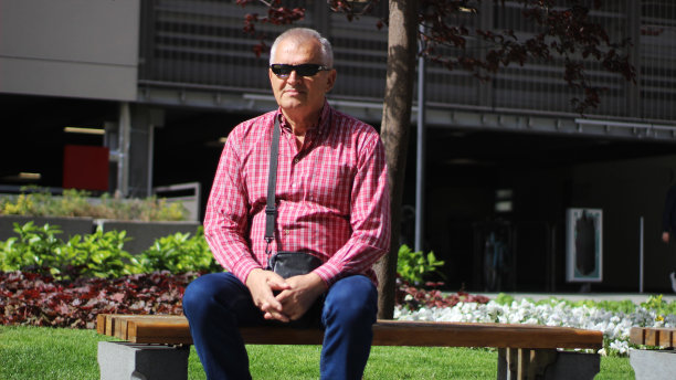 街头资深商人图片下载