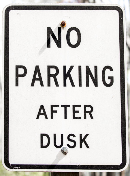 肮脏的标志——黄昏后禁止停车图片下载