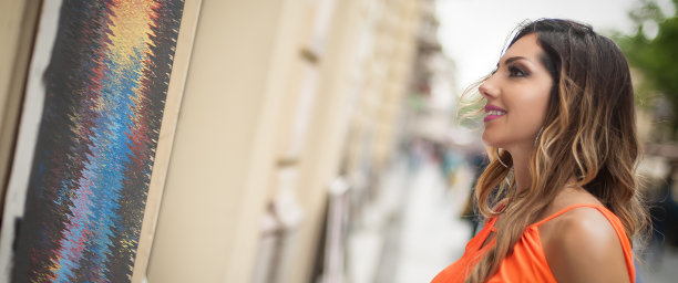 在户外画廊看现代绘画的女人图片下载