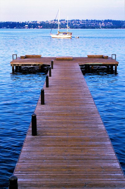 西雅图从柯克兰滨水公园在华盛顿湖上宁静的夏日与帆船通过再见华盛顿柯克兰美国图片下载