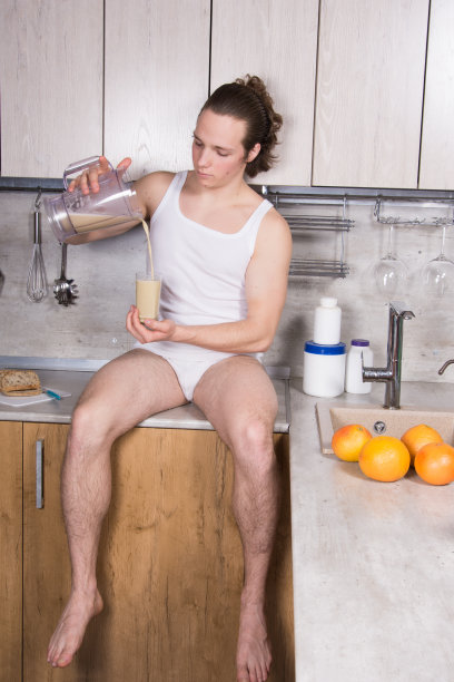 健康的生活方式和年轻有吸引力的男人。图片下载