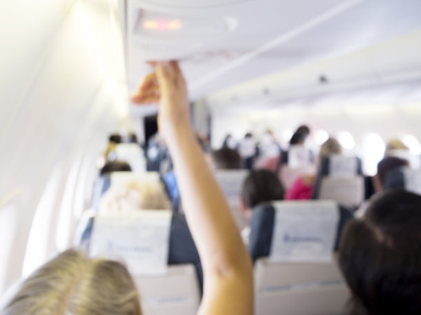 抽象模糊的乘客在飞机上等待起飞图片下载
