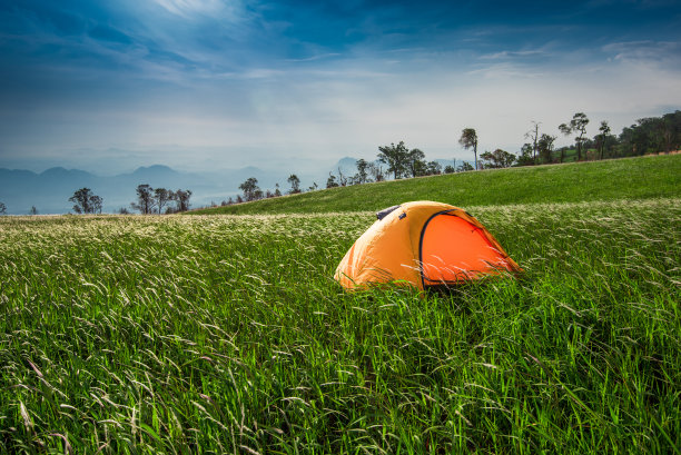 露营帐篷在山上的游客，山的景观，山坡上的绿草草地图片下载