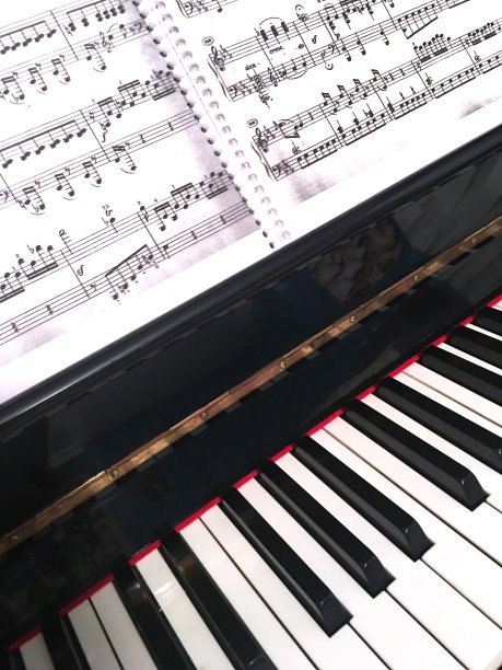 近距离观看黑色和白色钢琴键图片下载