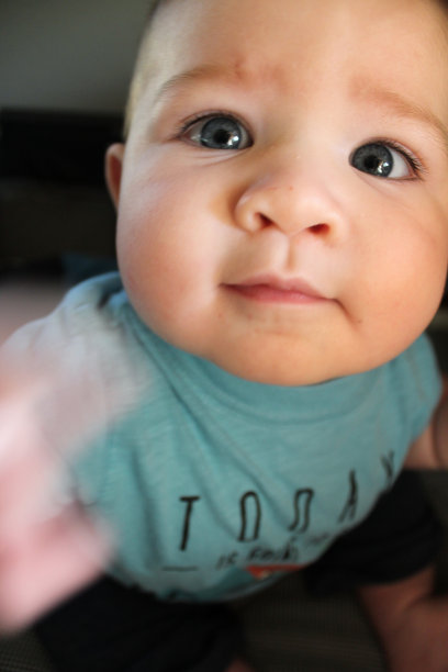 可爱的小男孩图片下载