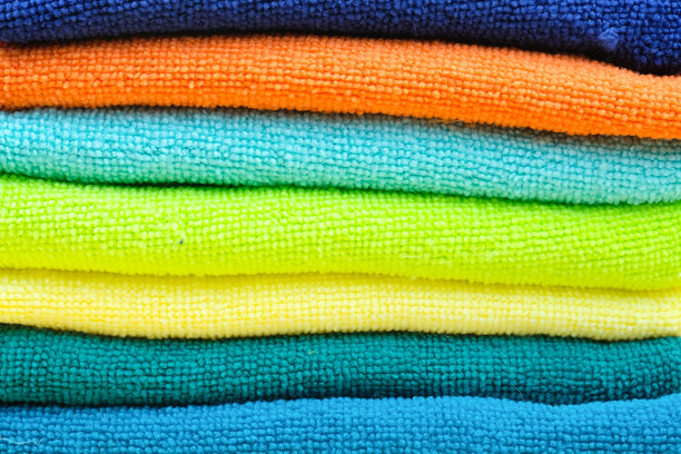 靠近堆叠的多色浴巾图片下载