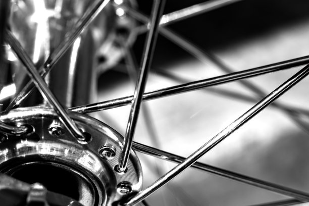 带辐条的自行车前轮图片下载