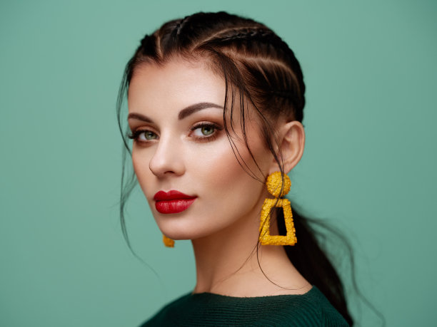 肖像美丽的女人与珠宝图片下载