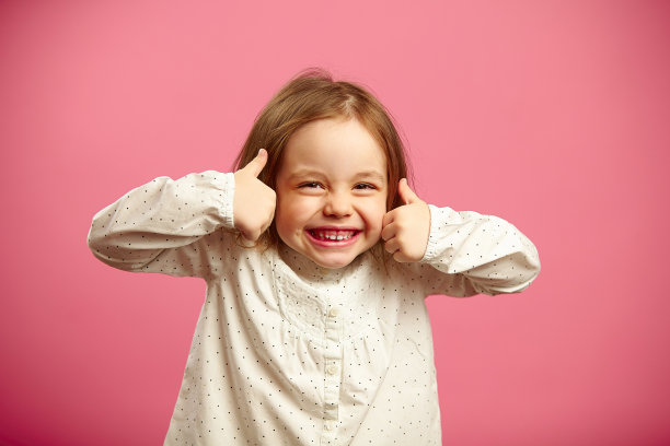 小女孩竖起大拇指的有趣照片图片下载