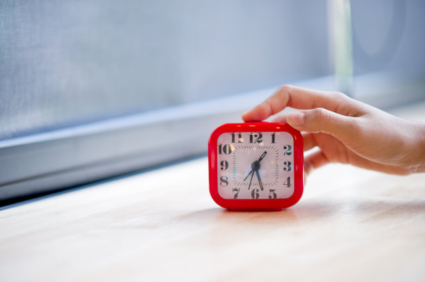 指针和红色闹钟，显示闹钟在所有每天早上，准时的概念图片下载