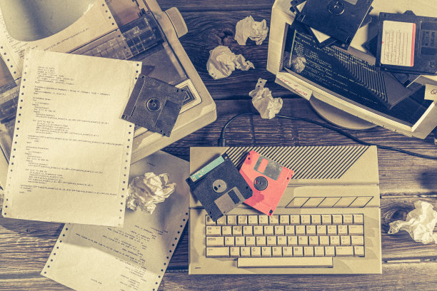 在实验室的旧电脑上编程的俯视图图片下载