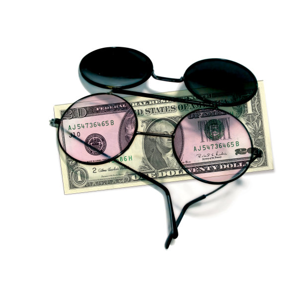 透过玫瑰色的眼镜看美元钞票。价值的错觉。3 d演示。图片下载