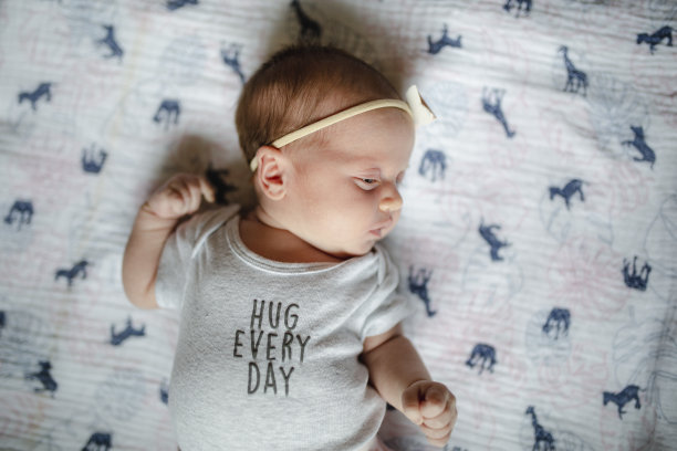 可爱的新生女孩与父母和祖父母图片下载