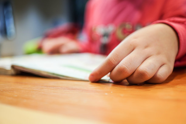 正在读书的小女孩在图书馆里。图片下载