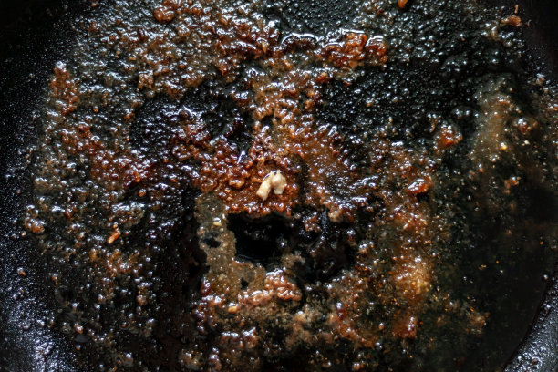 肮脏的煎锅。图片下载