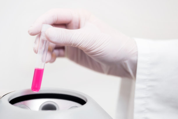 科学家将试管放入离心机。图片下载