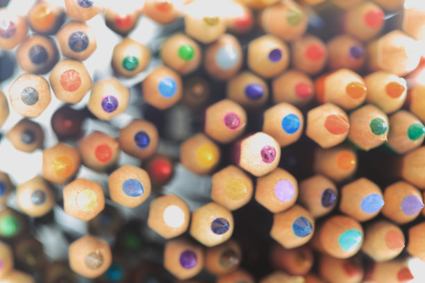 堆叠彩色铅笔特写镜头与背光。图片下载