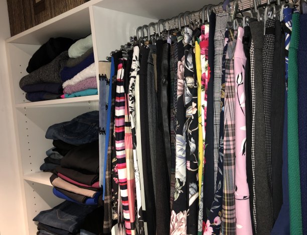 女士们在衣橱里穿裙子图片下载