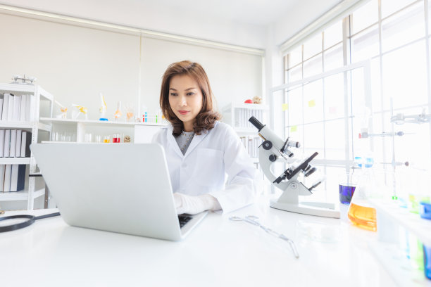 科学家用笔记本记录实验结果。图片下载