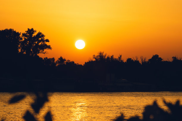 多瑙河上的日落。图片下载