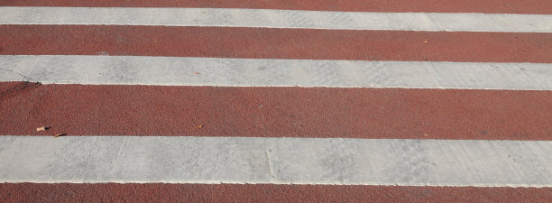 穿越道路图片下载