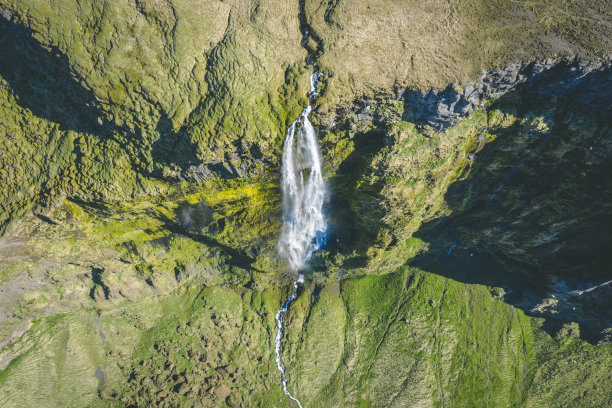 无人机下的瀑布图片下载