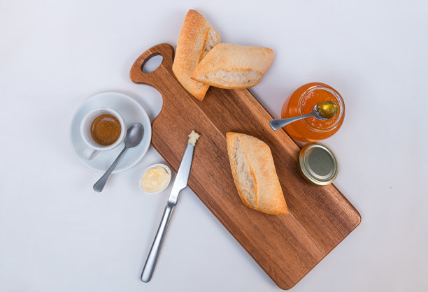 面包片，黄油和罐子作为一顿美味的早餐图片下载