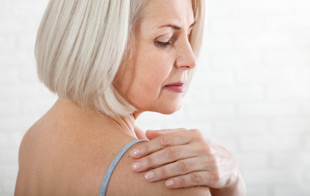 身体疼痛的女人。概念照片，标明疼痛的位置。卫生保健的概念图片下载