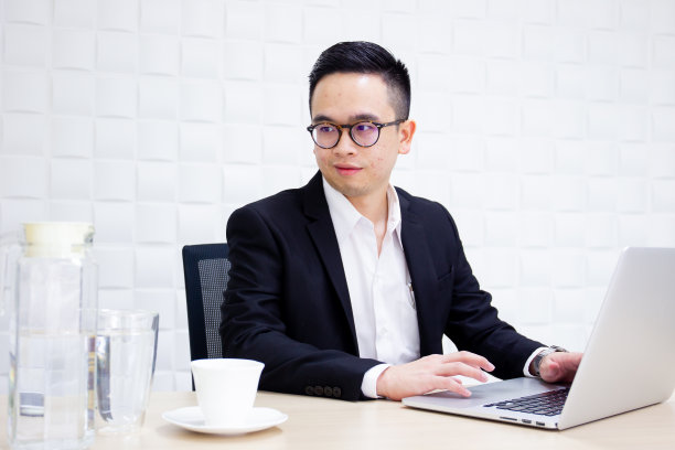 好看的亚洲商人工作。图片下载