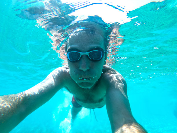 一个潜水员游泳的水下视图图片下载