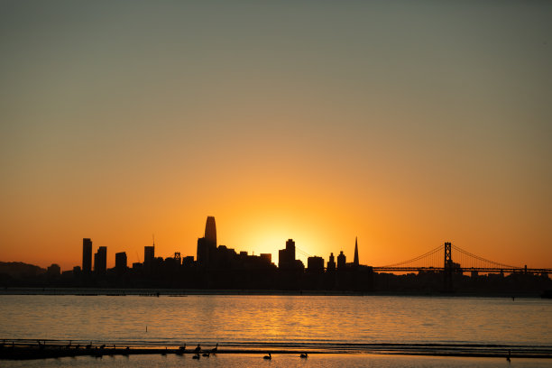 旧金山天际线城市景观在黄昏从奥克兰港拍摄图片下载