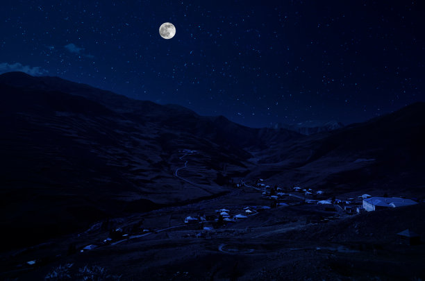 月圆之夜，山路穿过森林。风景优美的夜景乡村小路，夜晚有大月亮。长快门的照片图片下载
