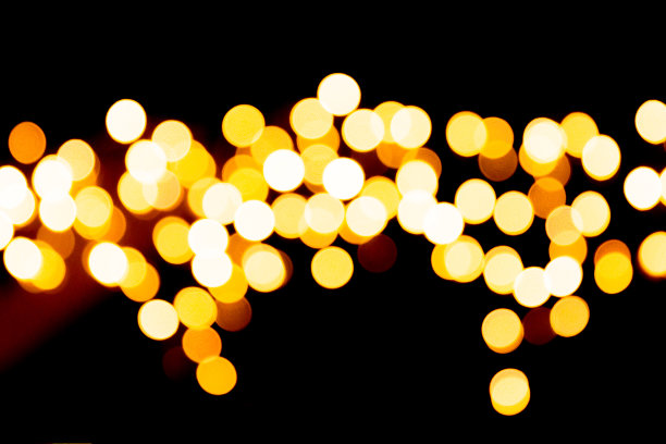 在黑色背景上没有聚焦的抽象橙色散景。散焦和模糊了许多圆光图片下载