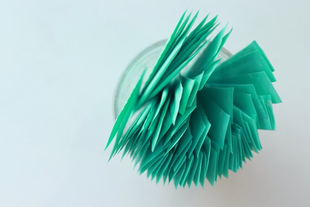 顶视图绿色牙签包装上的白色背景图片下载